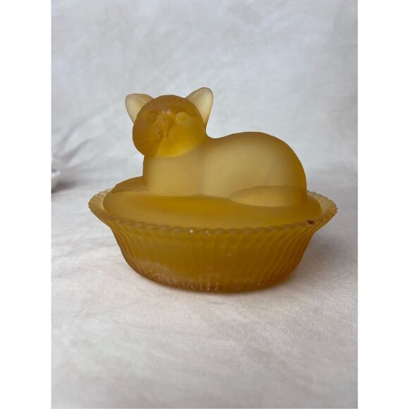 Vintage Apricot Satin Glass Cat on Basket Kemple Glass - Picture 1 of 10
